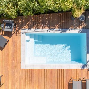 Piscine 6m00 x 3m00 escalier droit banquette – Confort et sérénité