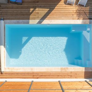 Profitez d&rsquo;une piscine 7m x 3m5 escalier droit banquette – Design & Détente