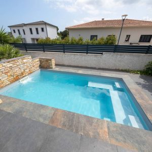 Mini Piscine Escalier Droit Banquette – Relaxation et évasion dans moins de 10m²