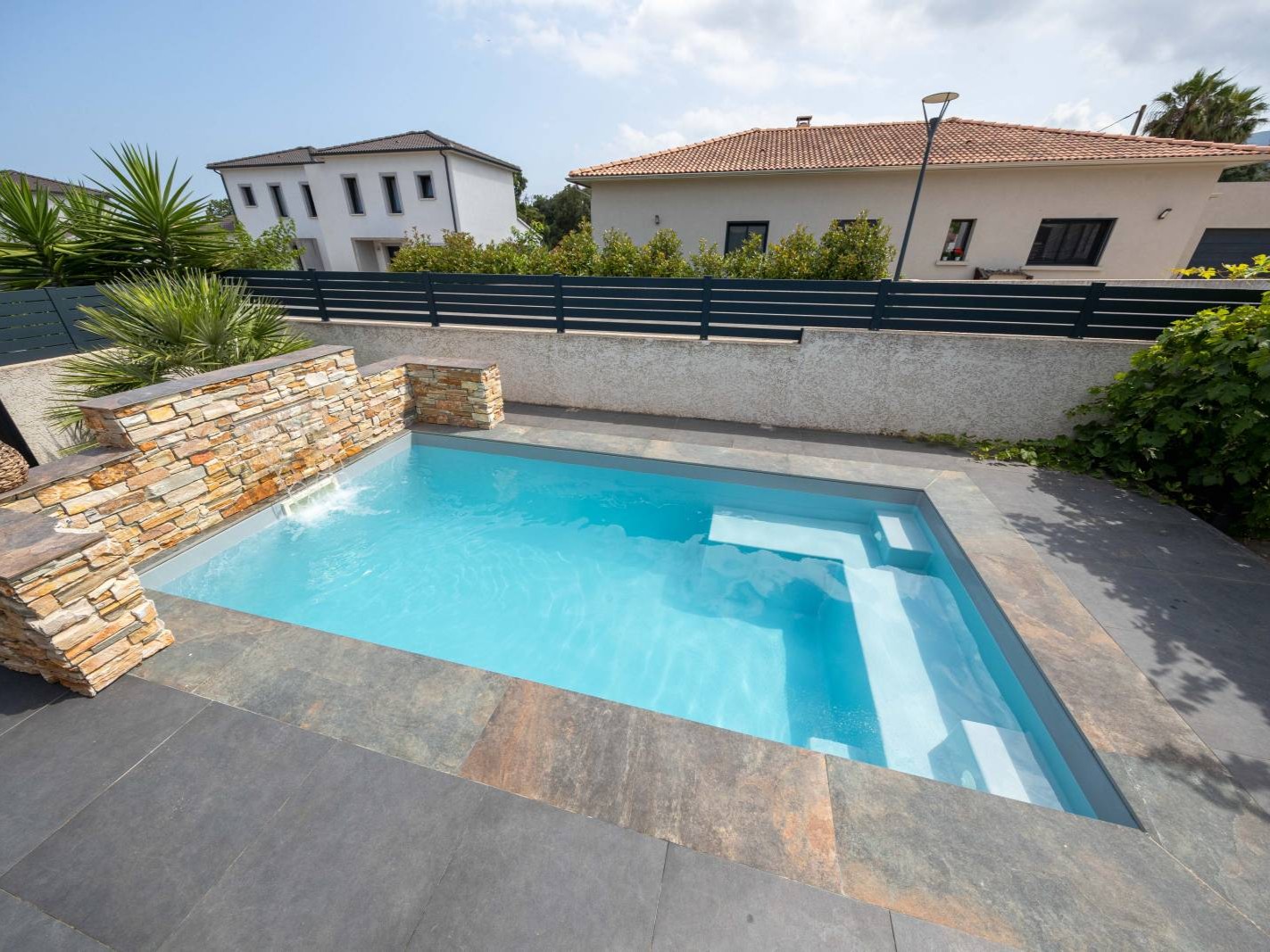 Mini Piscine Escalier Droit Banquette – Relaxation et évasion dans moins de 10m² – Image 2